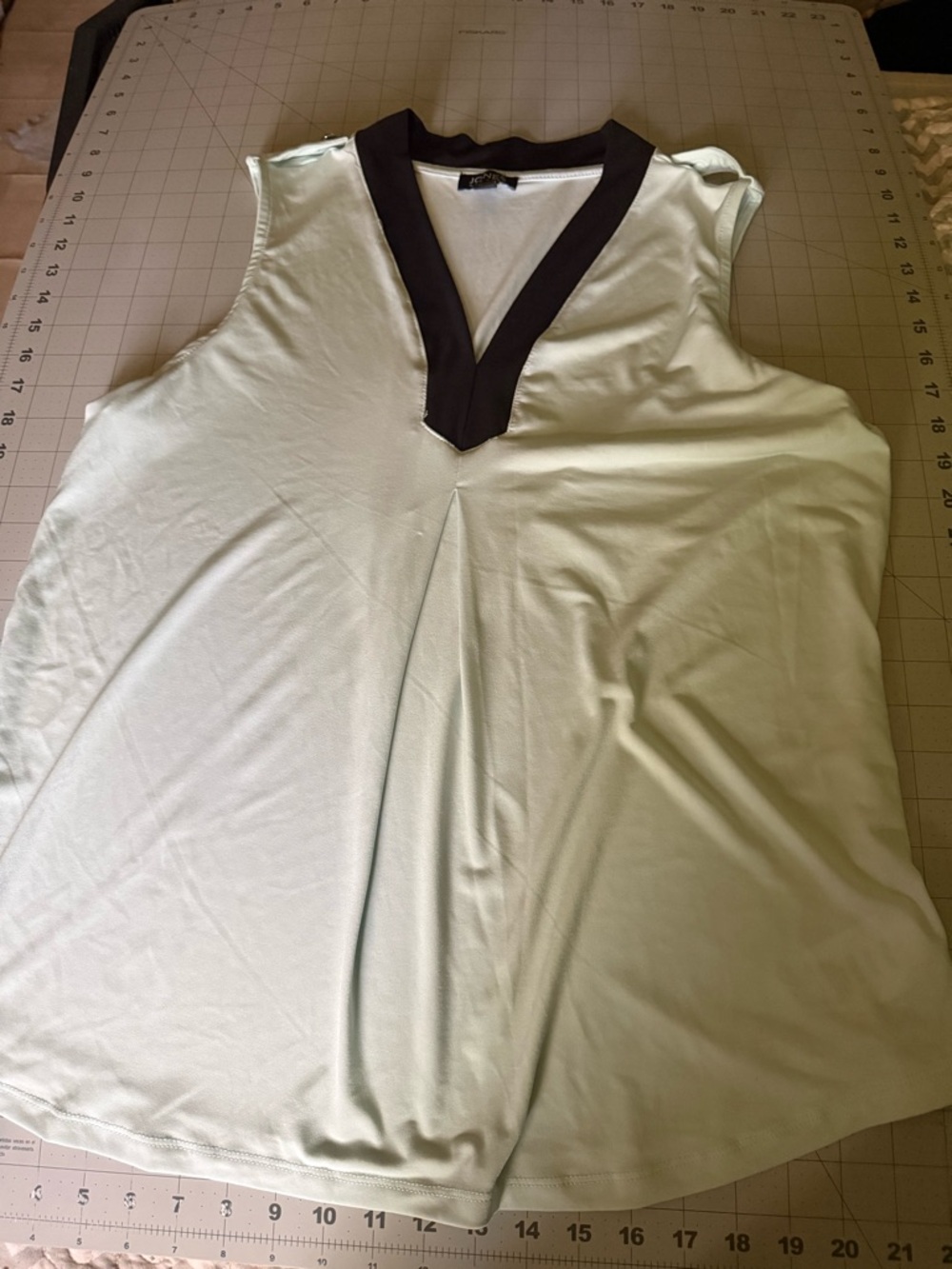 Jones New York Mint Tank Top with Black V-Neck Trim
